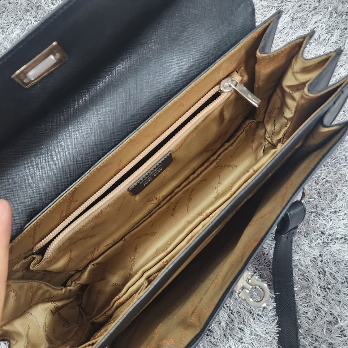 페라가모 간치니 은장 블랙 숄더백 상품이미지9