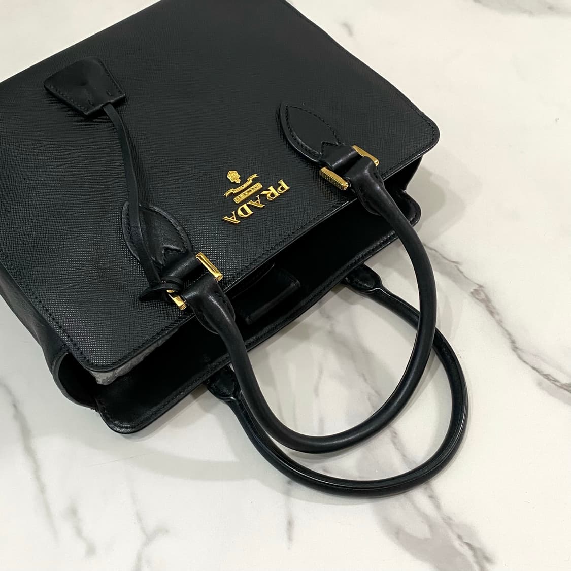 프라다 메탈로고 사피아노 토트백 크로스백 블랙 1BA163 상품이미지2