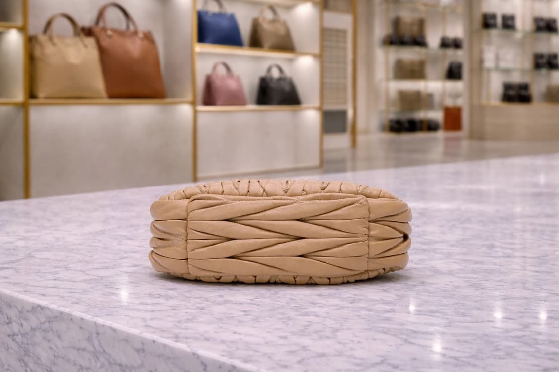 [A급] 미우미우 완더 마테라쎄 나파 레더 호보백 미니 판매합니다!!! 상품이미지3