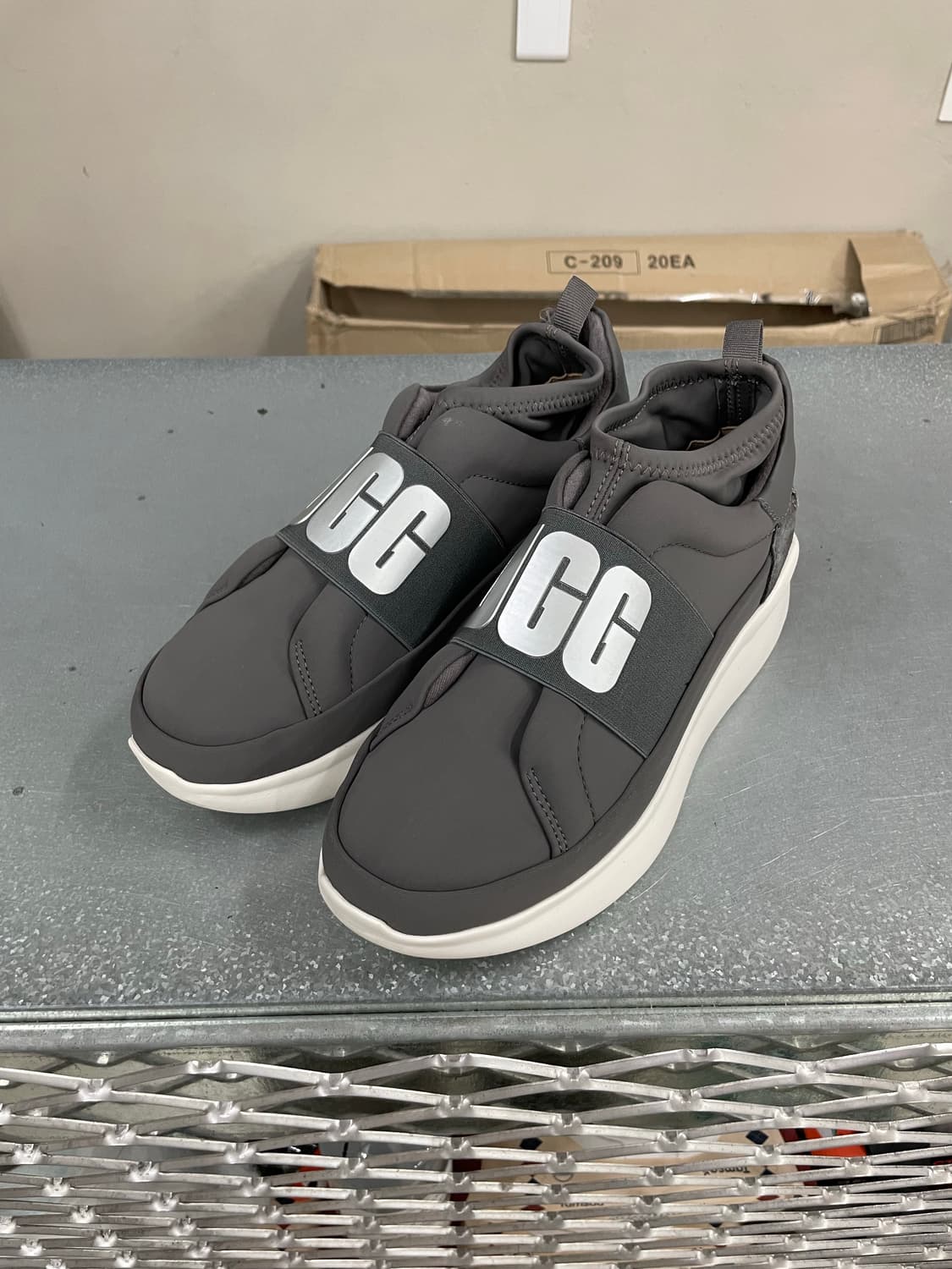 어그 뉴트라 스니커즈 그레이 230 상품이미지2