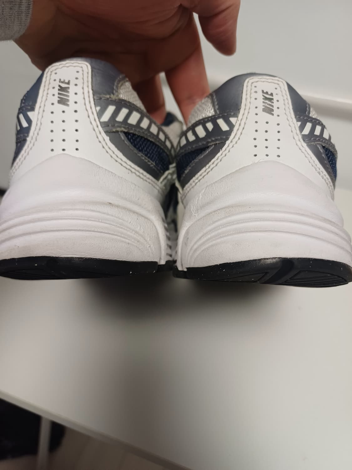 [정품/250] 나이키 이니시에이터 화이트 실버 네이비 상품이미지5