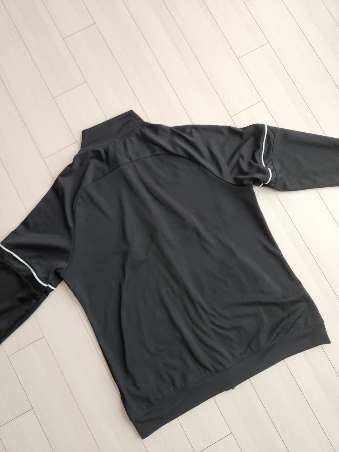 나이키 드라이핏 집업져지사이즈xl

오염 하자없이 깨끗해요^^

세탁해뒀 상품이미지8