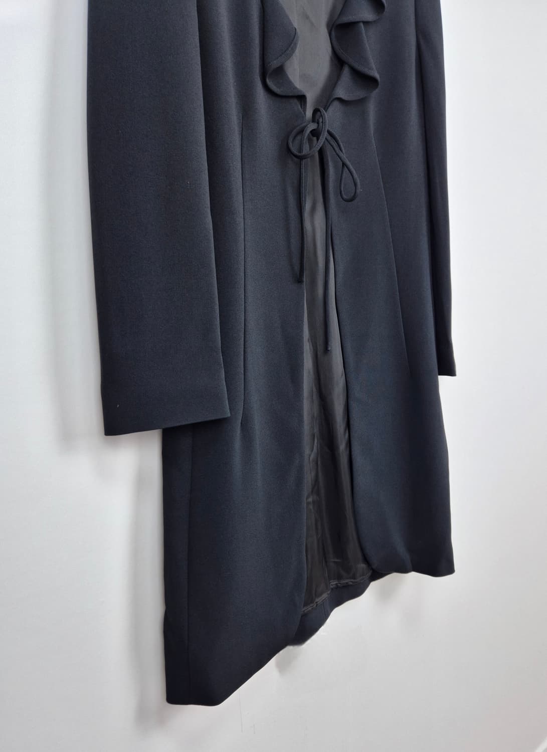 MOSCHINO 칩앤시키 블랙 러플 타이 롱 자켓 상품이미지4