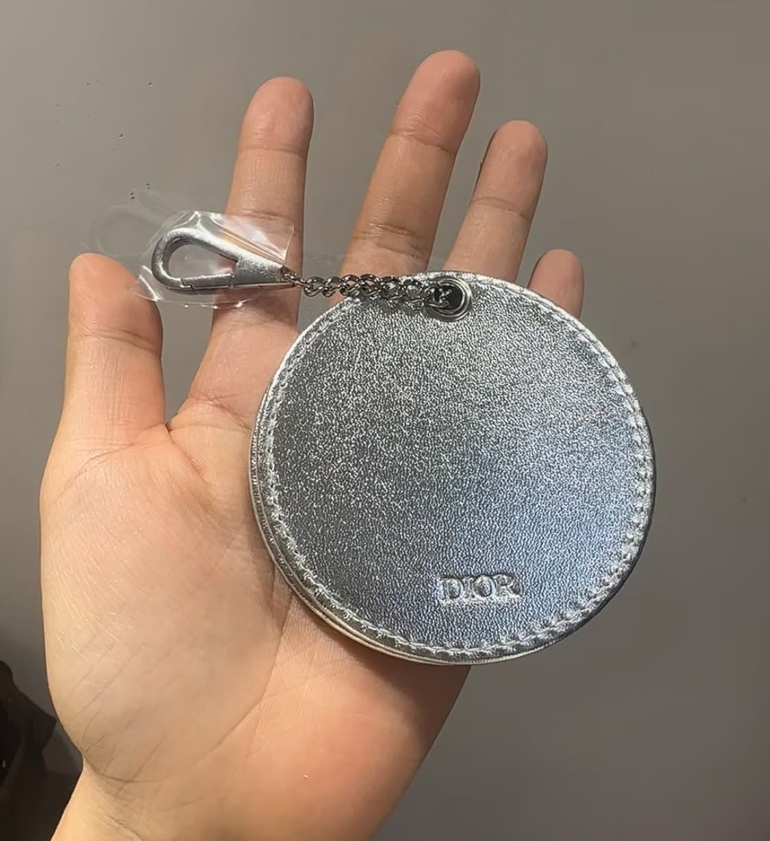디올 뷰티 실버 미러 키링 원형 휴대용 손거울 상품이미지5