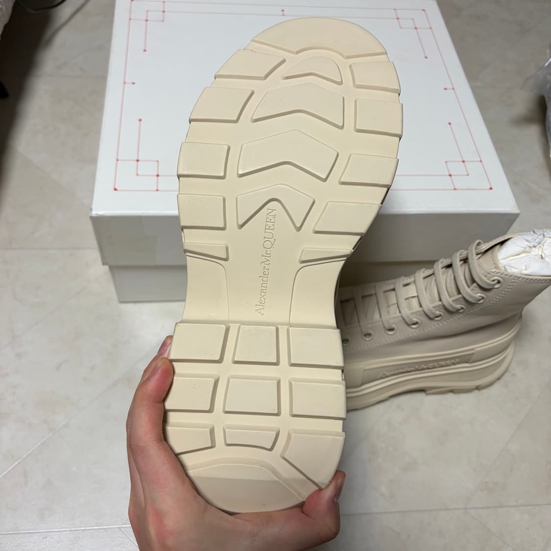 [새상품]알렉산더맥퀸 트레드 슬릭 부츠 베이지 상품이미지4