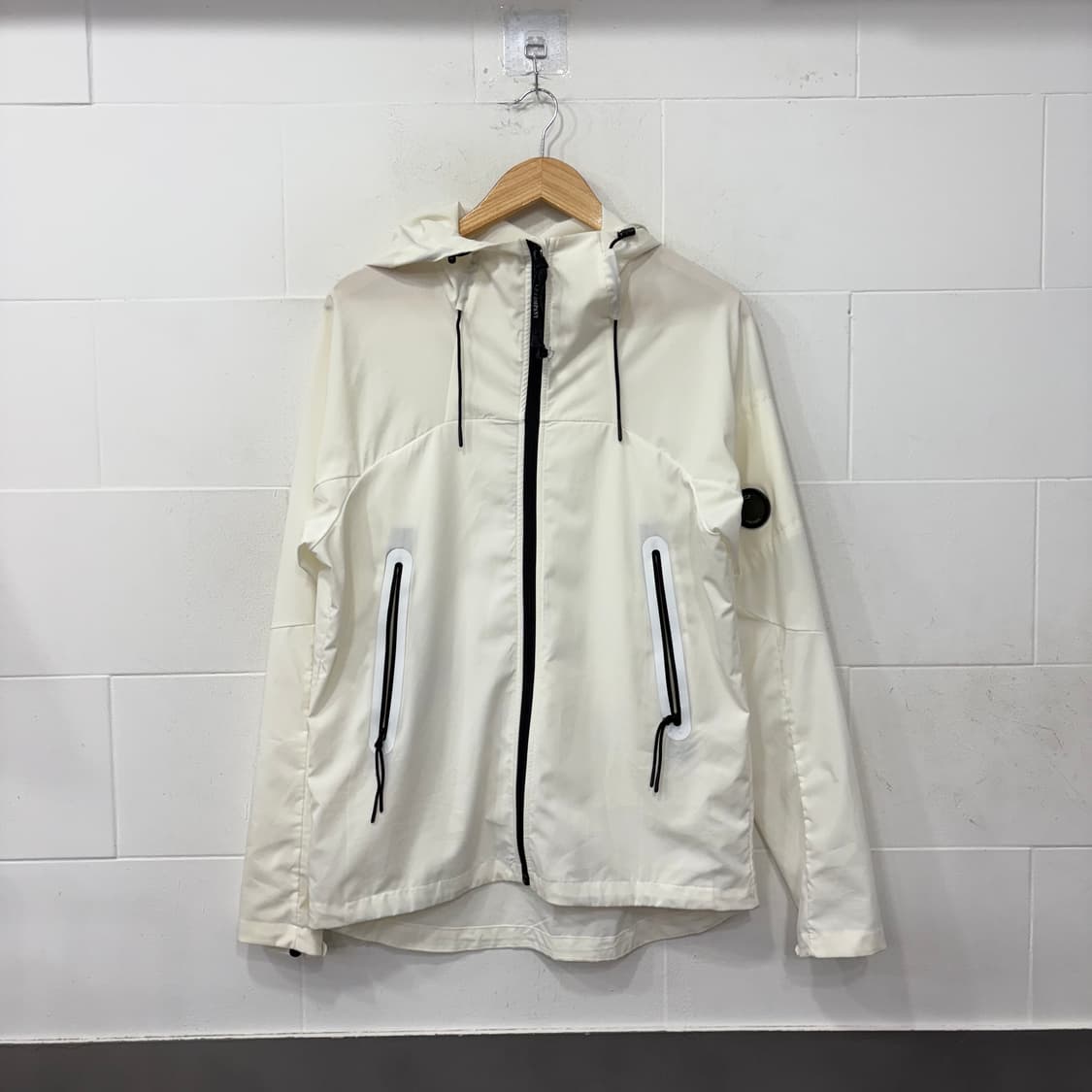 CP컴퍼니 화이트 후드 프로텍트 자켓 상품이미지1