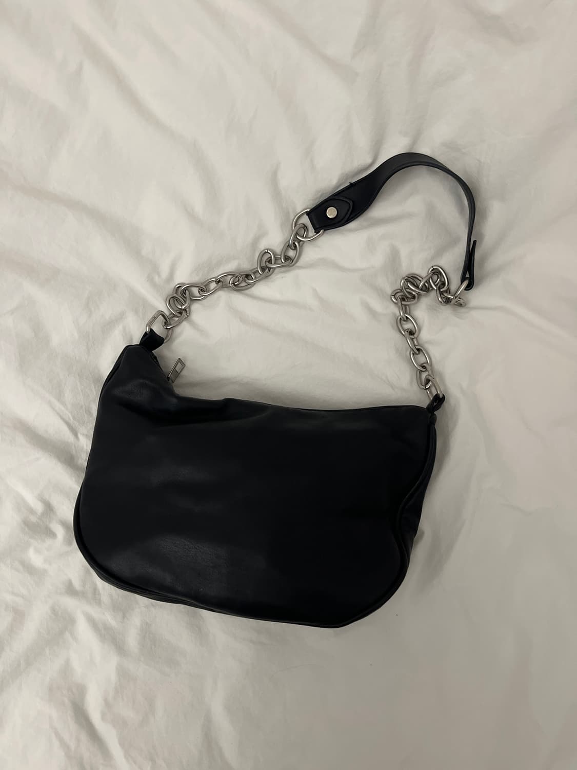 레더 체인 숄더백 상품이미지1