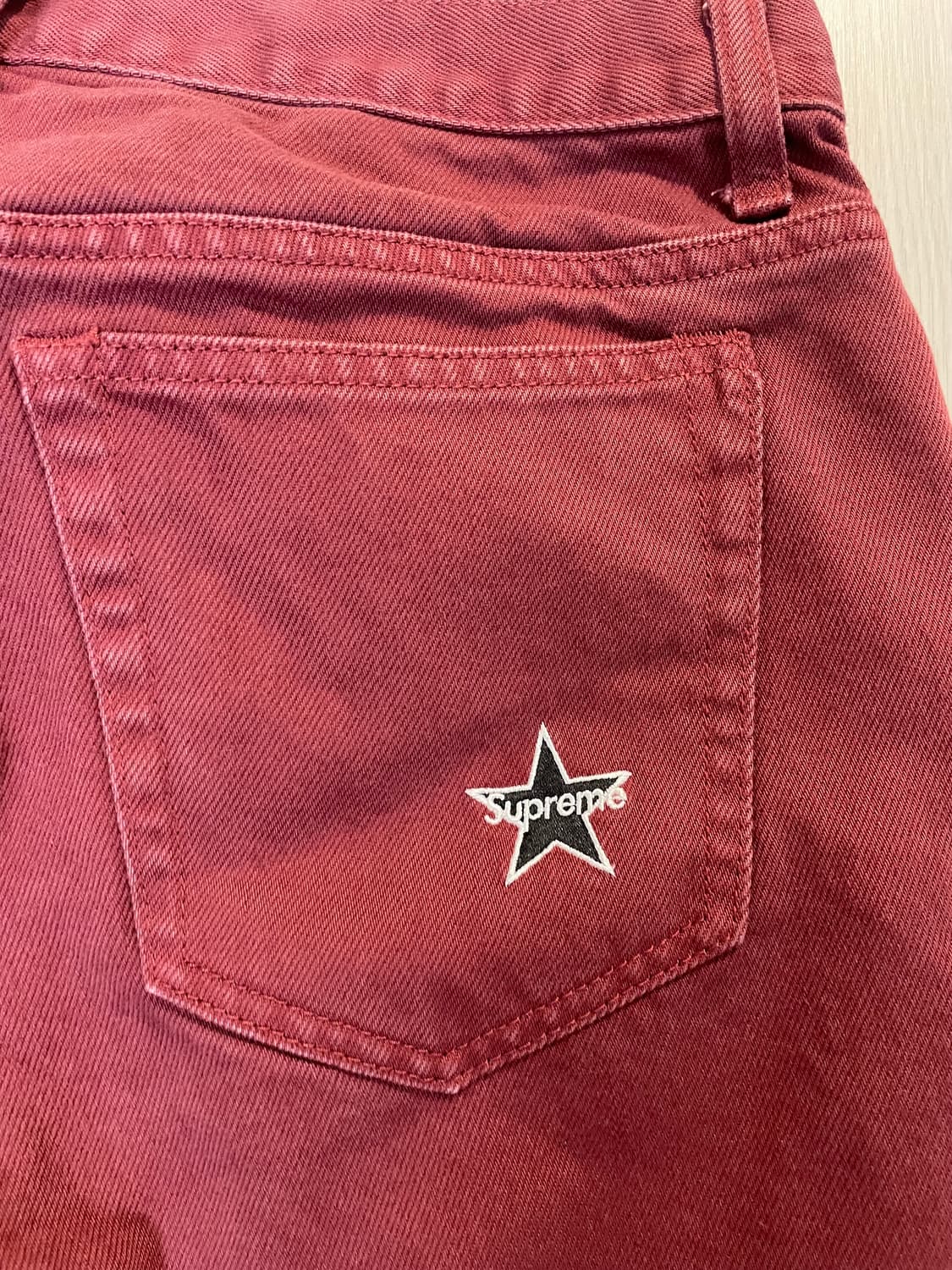 슈프림 fw24 레귤러진 레드 30사이즈 상품이미지1