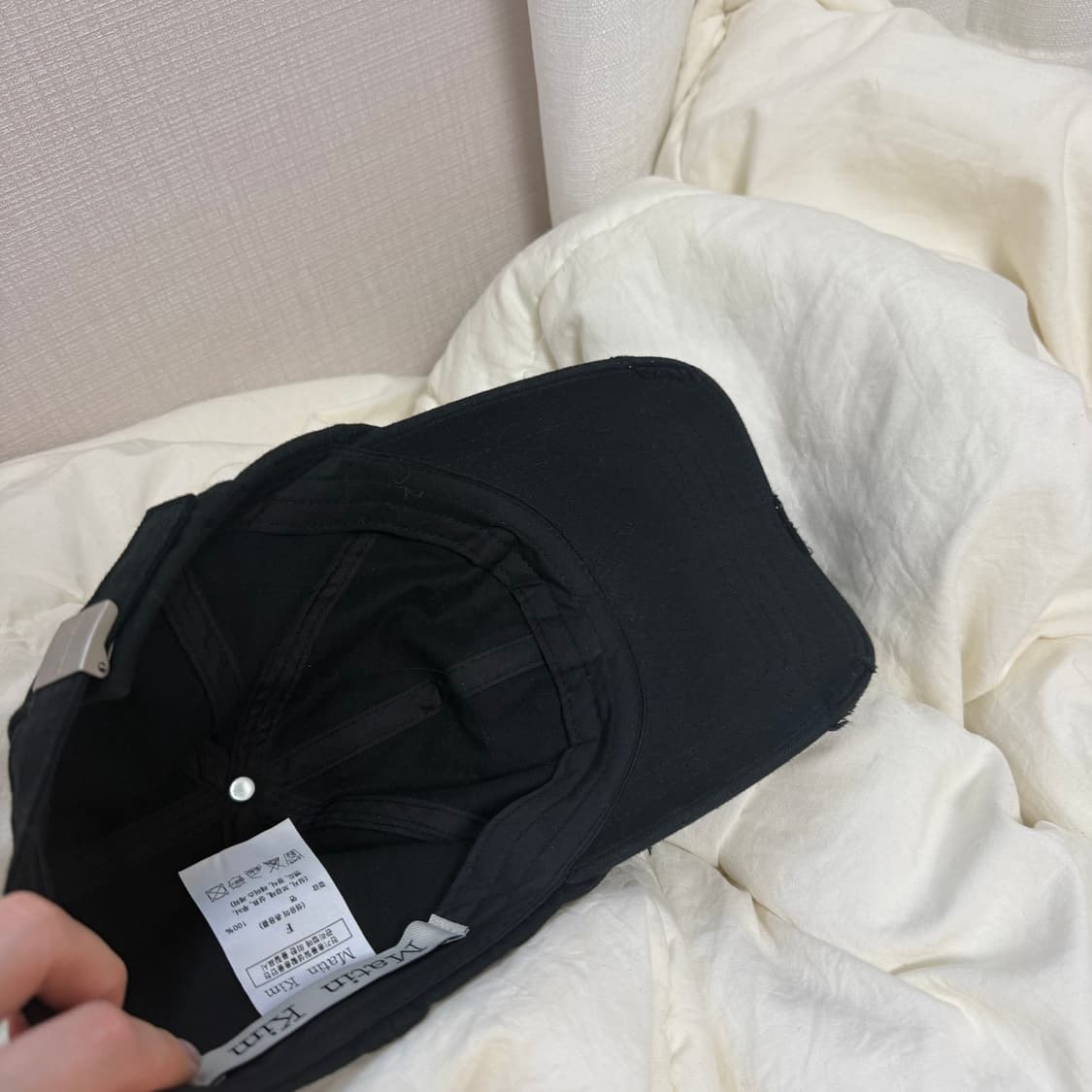 마뗑킴 스퀘어 로고 컷아웃 볼캡 — 블랙 상품이미지4