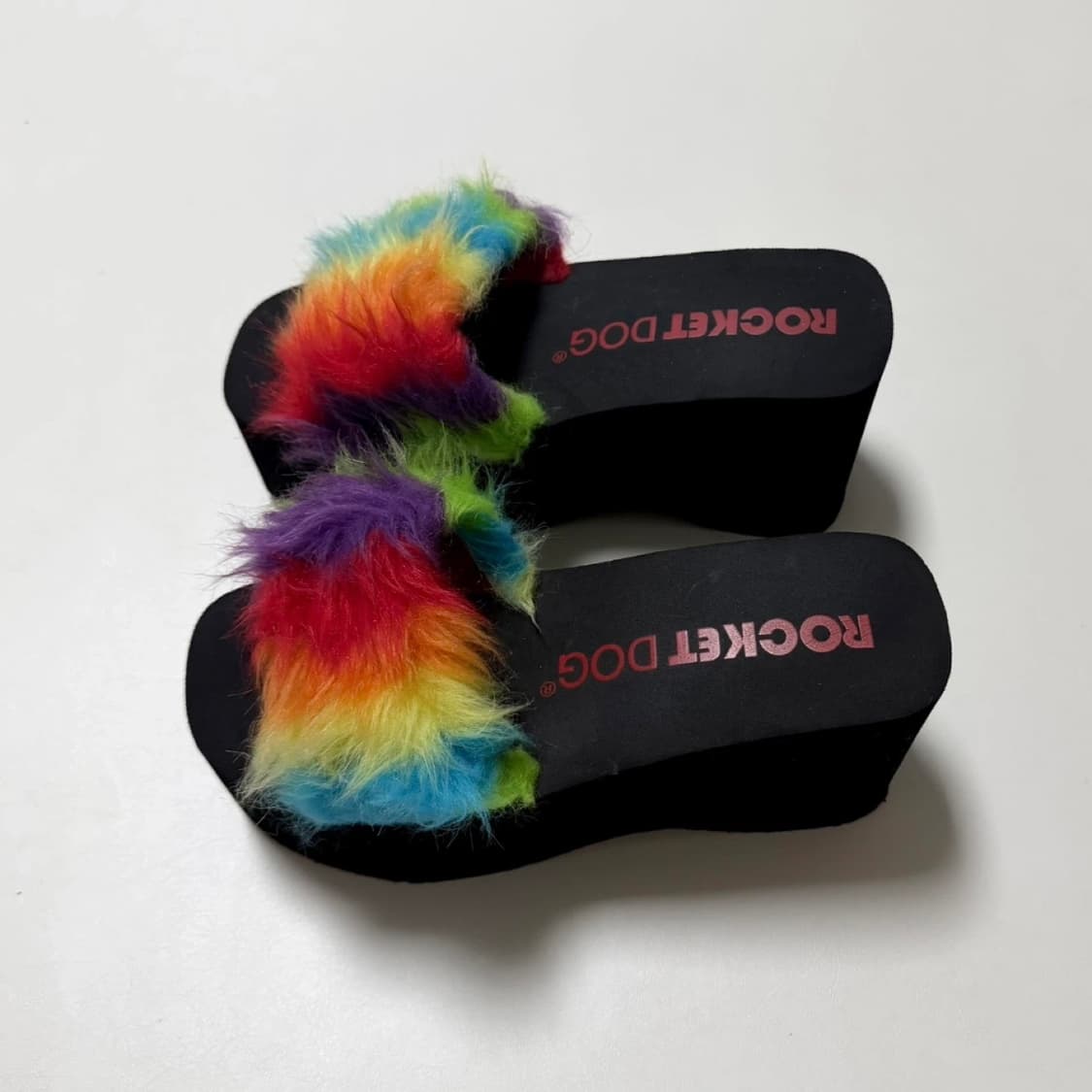 dolls kill (rocket dog) 레인보우 퍼 통굽 슬리퍼 상품이미지3