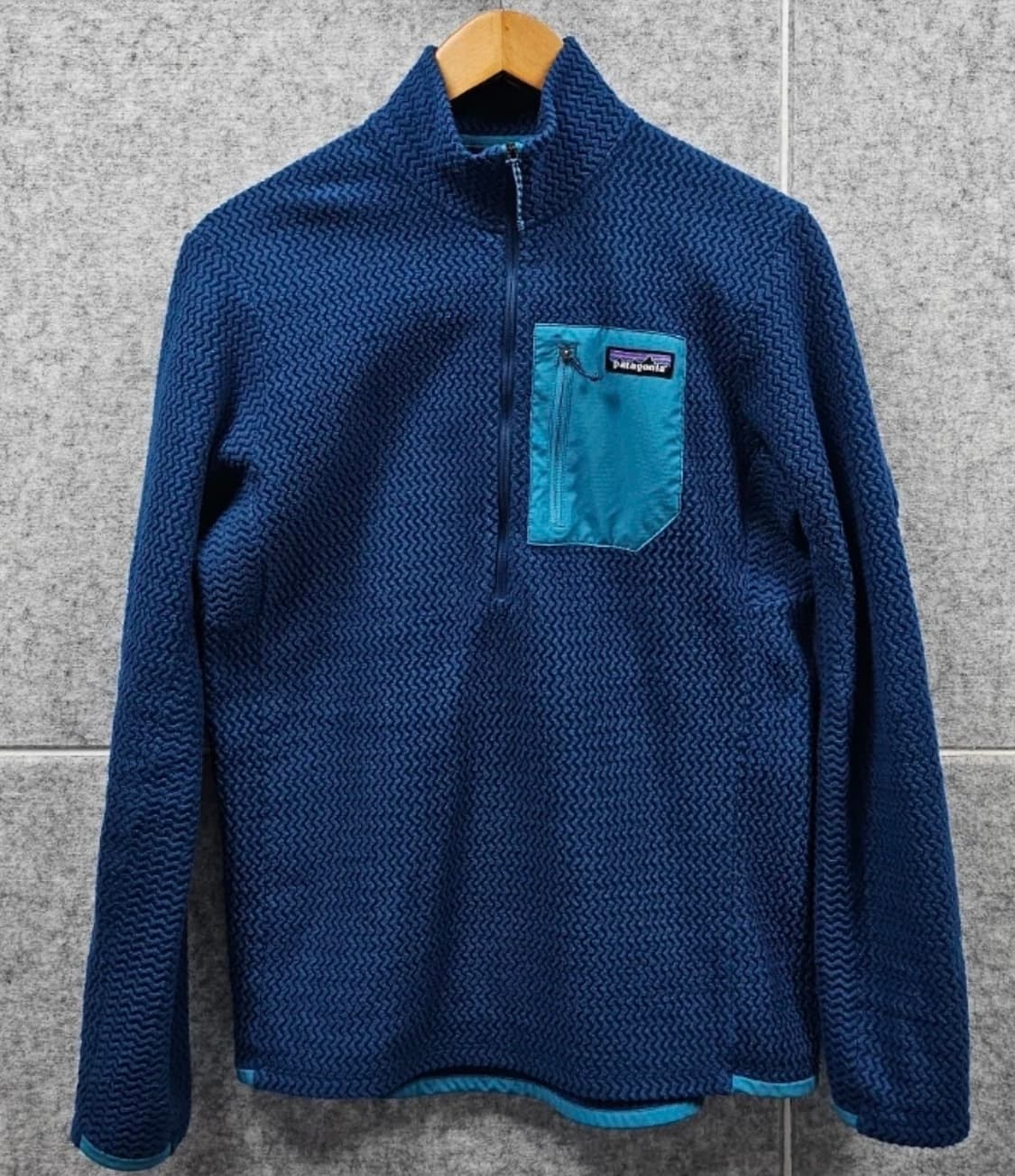 파타고니아 R1 에어 짚넥 M 사이즈  상태 9.5/10  사진 찍고 절 상품이미지1