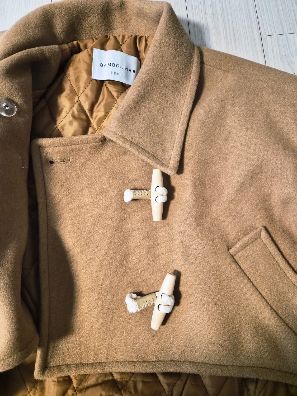 밤볼리나(BAMBOLINA) 크롭 토글 핸드메이드 코트 (카멜/베이지) 상품이미지3