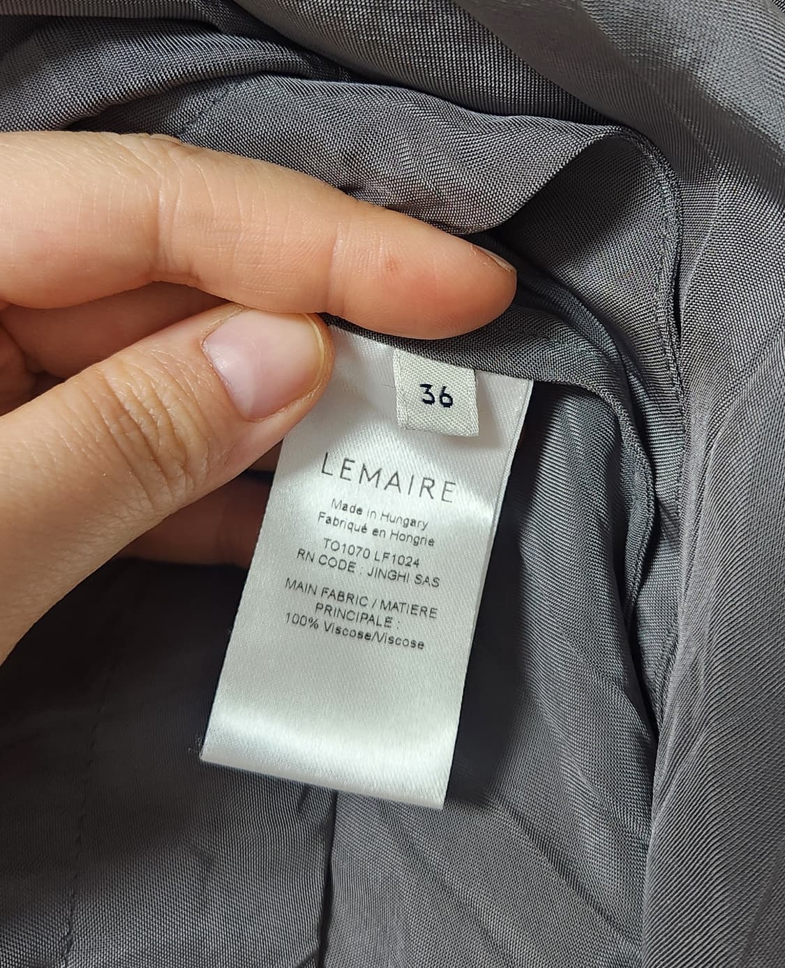 르메르 노티드블라우스 36 판매합니다. ALUMINIUM 컬러 상품이미지8