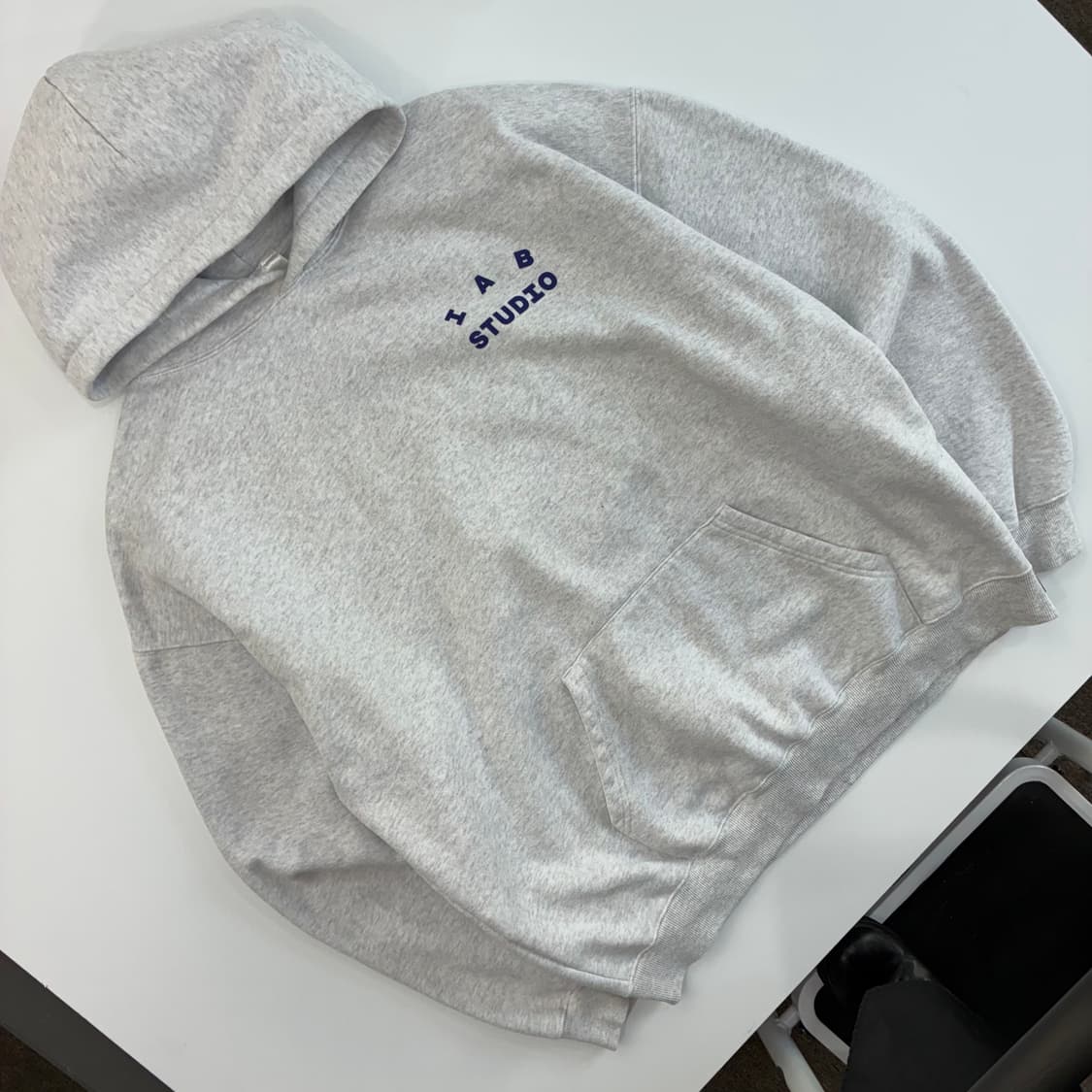 IAB STUDIOS 아이앱 스튜디오 멜란지 그레이 후드티 상품이미지3
