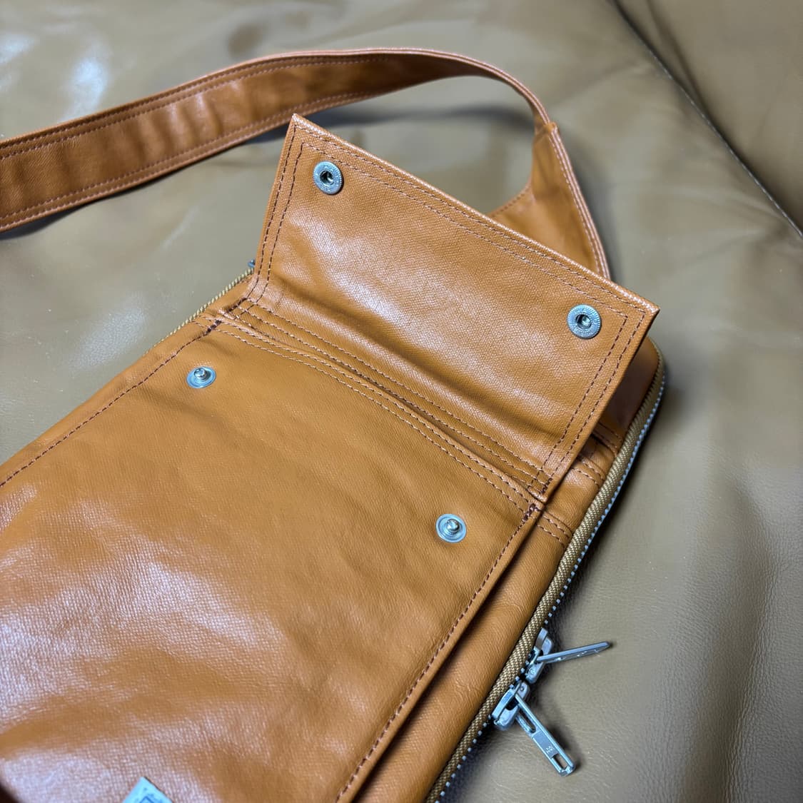 PORTER 포터 슬링백 가방 카멜 브라운 (Camel Brown) 상품이미지5