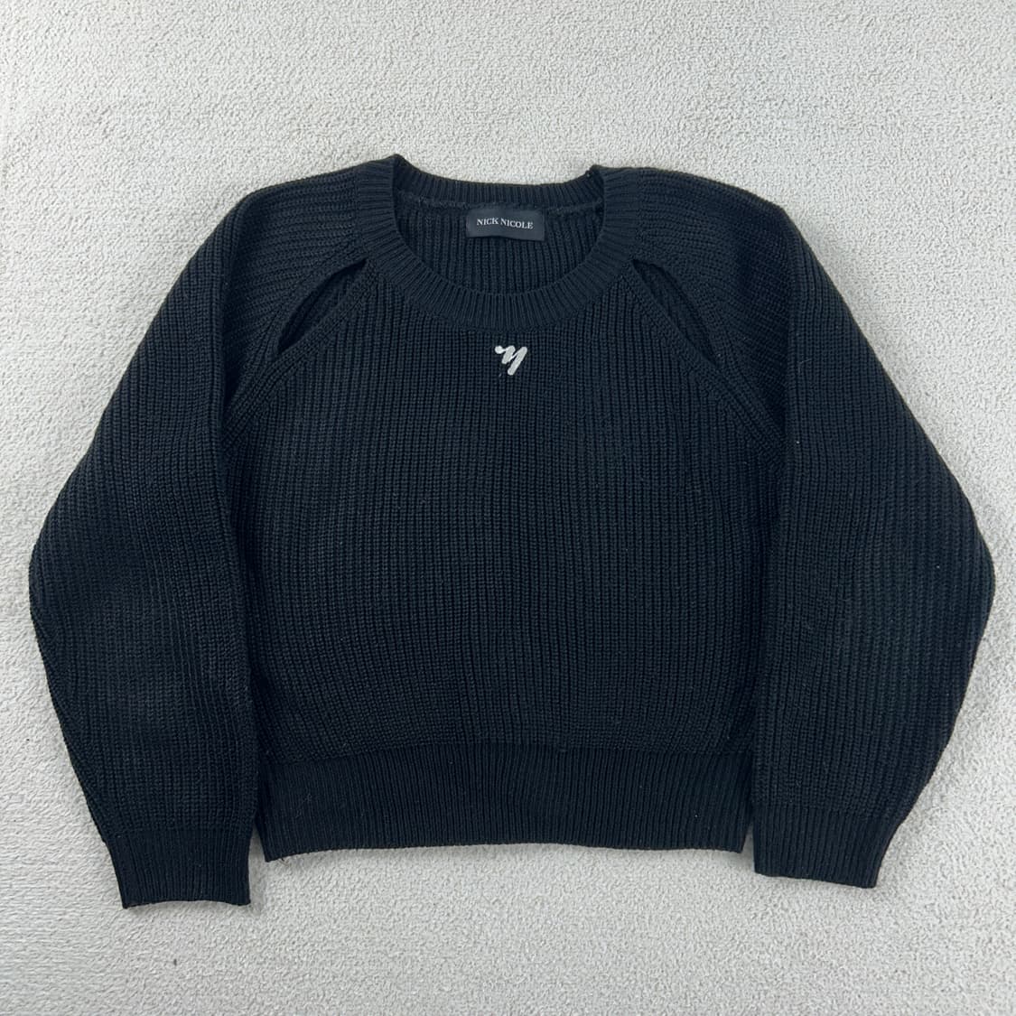 닉앤니콜 자수로고 컷아웃 니트 블랙 상품이미지2