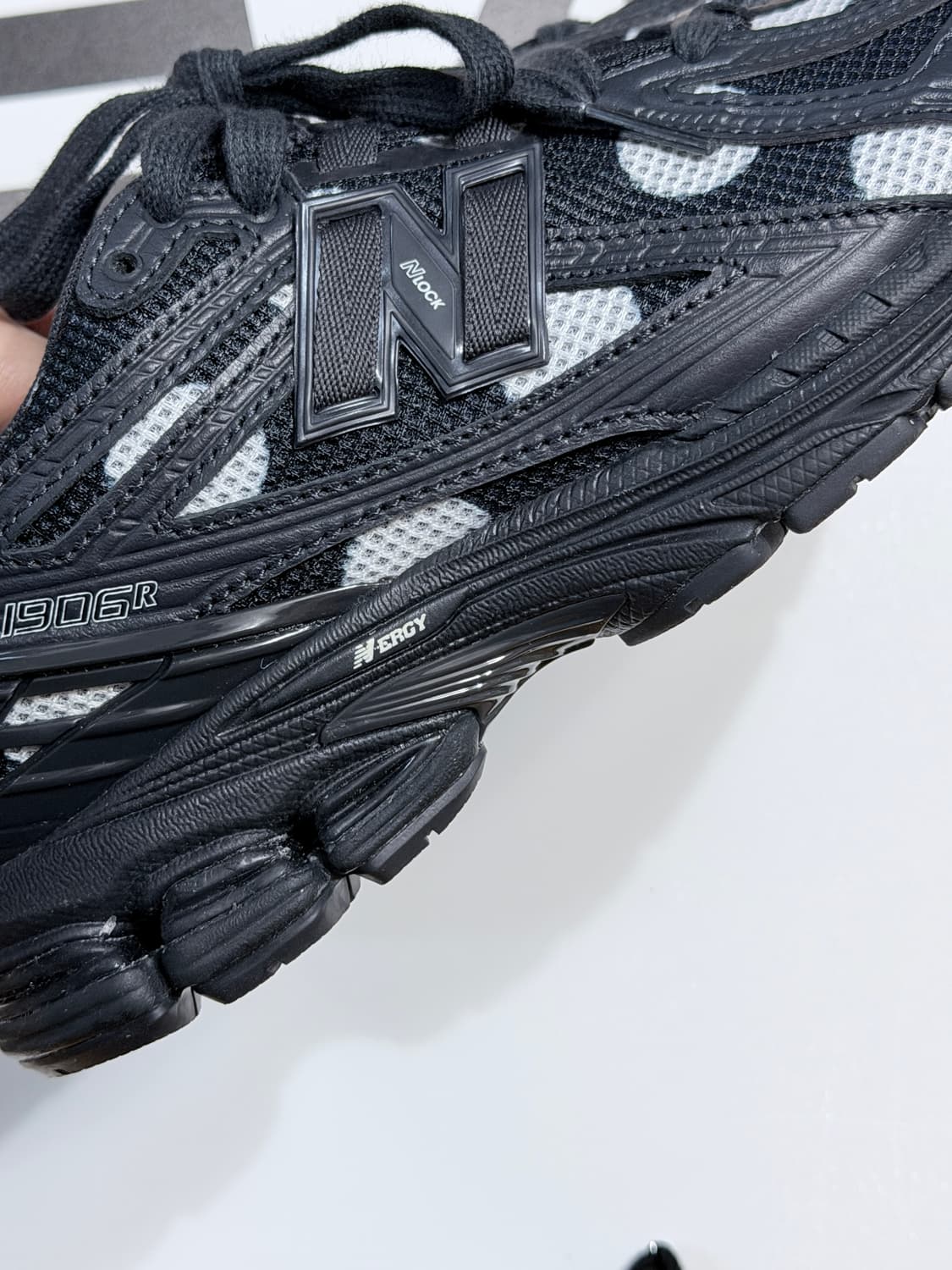 뉴발란스 1906R 폴카 닷 블랙 235 상품이미지3