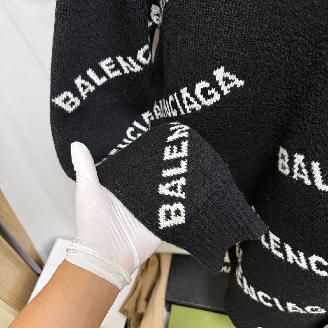 발렌시아가 올오버 멀티로고 스웨터 블랙 니트 상품이미지3