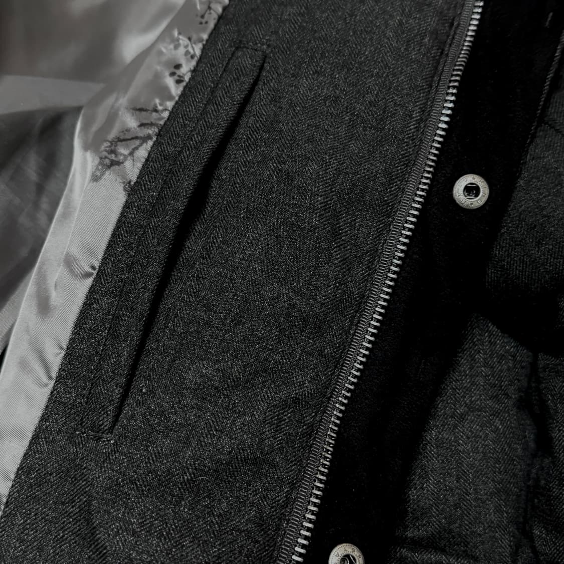 (95) 코모도스퀘어 차콜 슈퍼 프리미엄 다운 패딩 상품이미지9