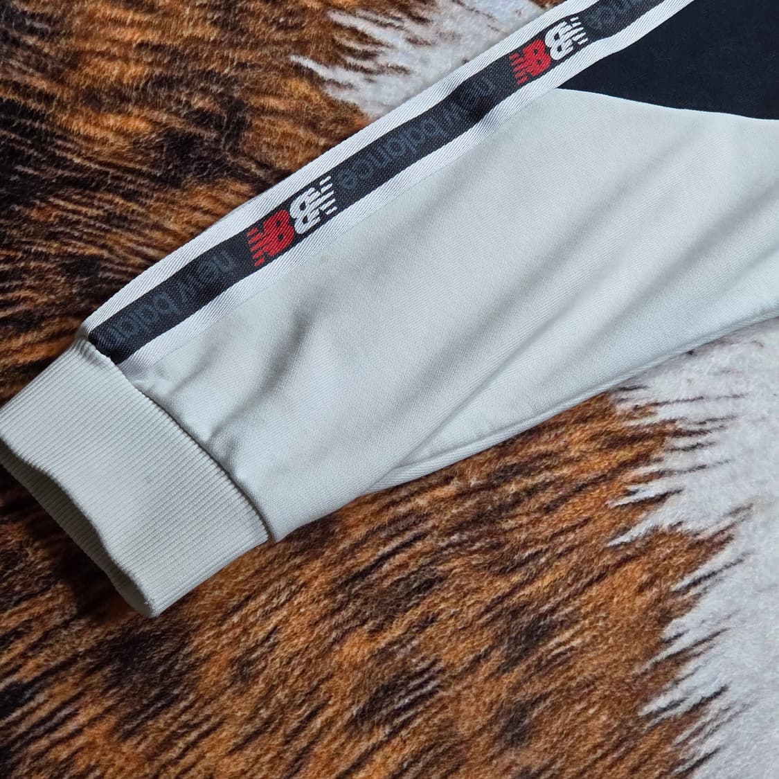 뉴발란스 사이드 배색 맨투맨 상품이미지4