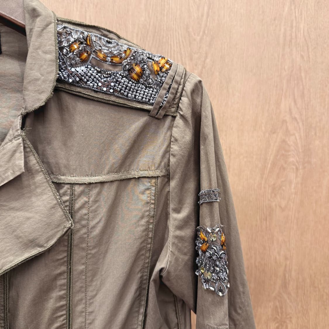 이자벨마랑 밀리터리 자켓 숄더 슬리브 비즈 자수 디테일 카키 상품이미지6