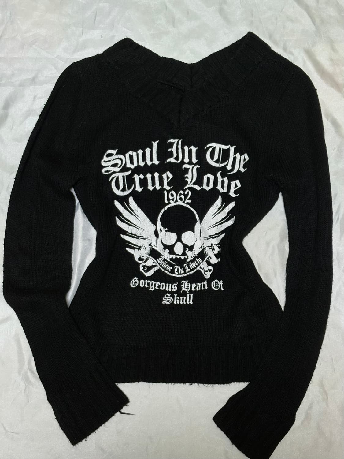 스컬 브이넥 딱붙 니트 상품이미지1