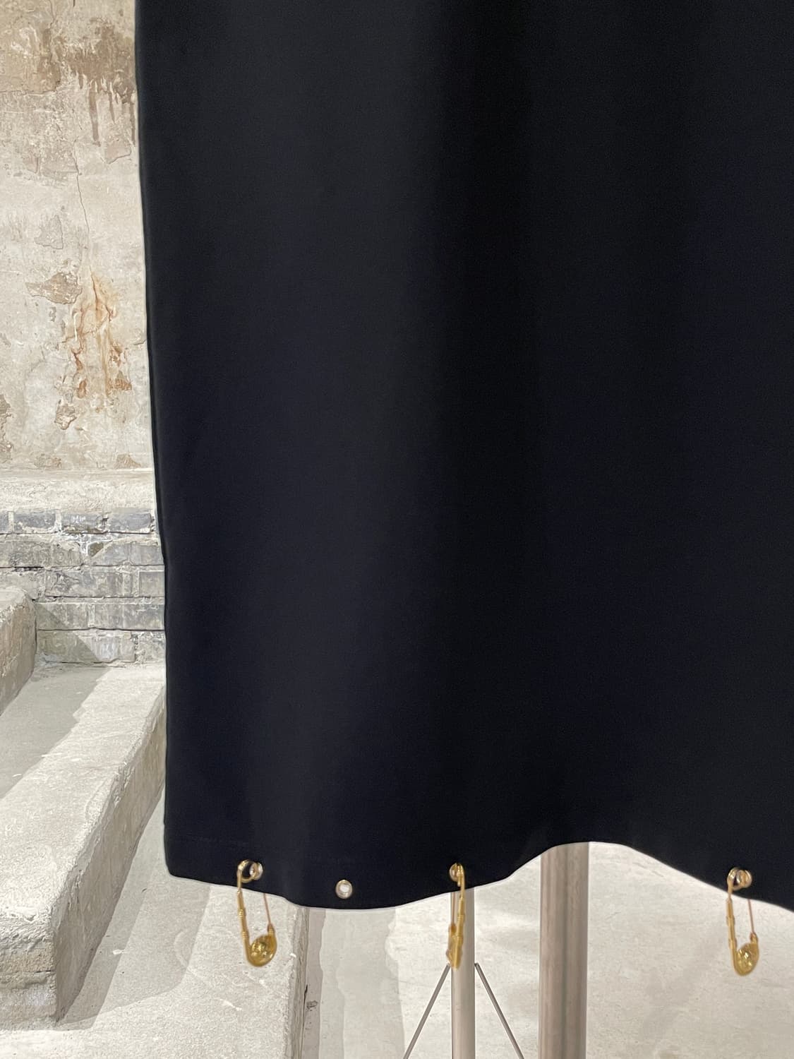 베르수스 베르사체 블랙 헴 골드 로고 클립 레이온 하프티 상품이미지4