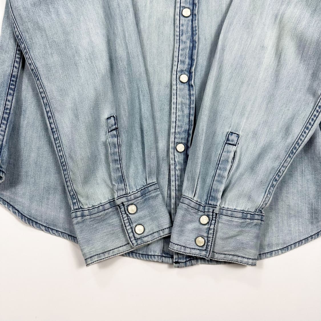 리바이스 오리지널 포켓 연청 데님 셔츠 (L) 상품이미지4
