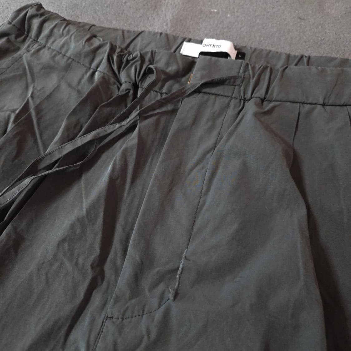 22ss 아모멘토 투턱 와이드 드로우 스트링 팬츠 L 차콜 상품이미지4