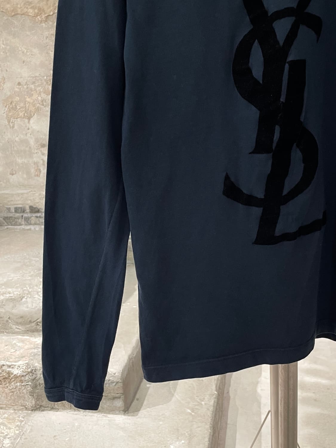 이브 생로랑 리브 고쉬 딥 네이비 벨벳 로고 롱 슬리브 상품이미지4