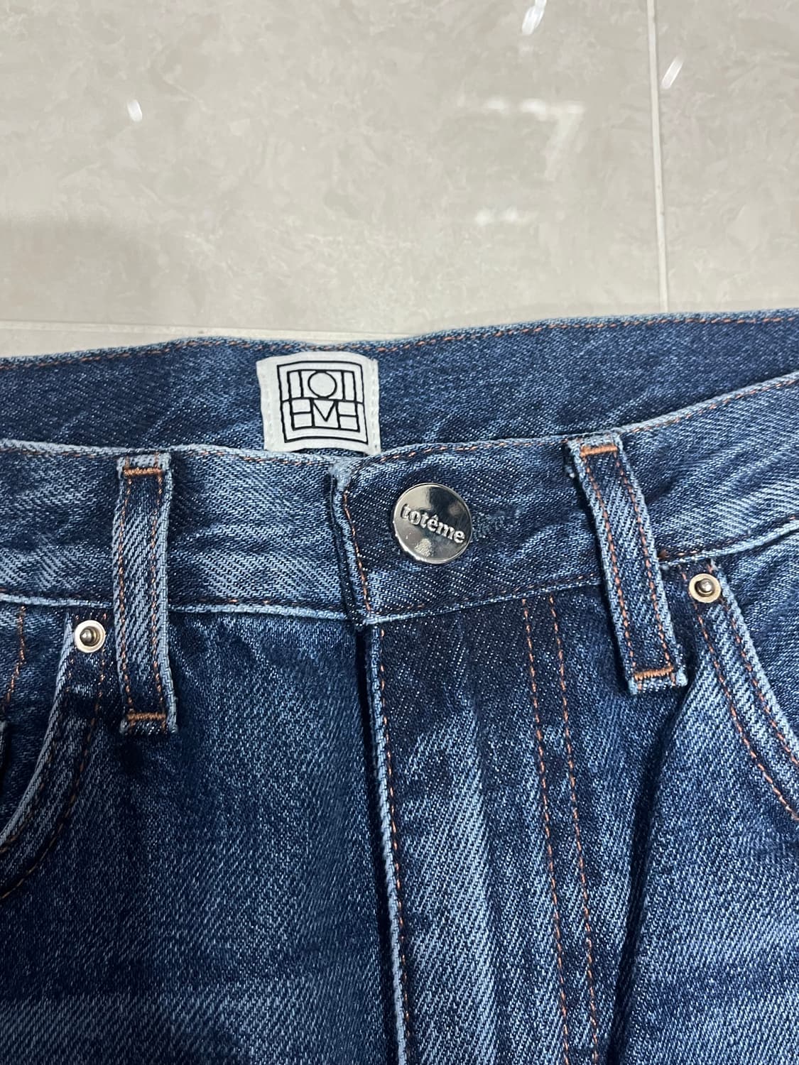 토템(toteme) 클래식 컷 데님 풀 렝스 다크블루 28/32 상품이미지7