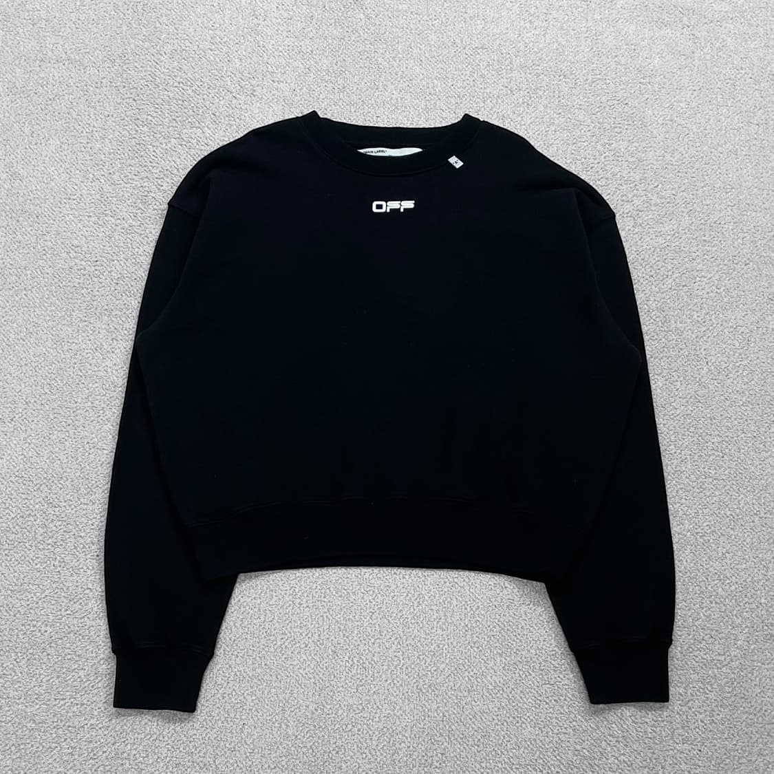 오프화이트 웨이비라인 크루넥 맨투맨 블랙 상품이미지1