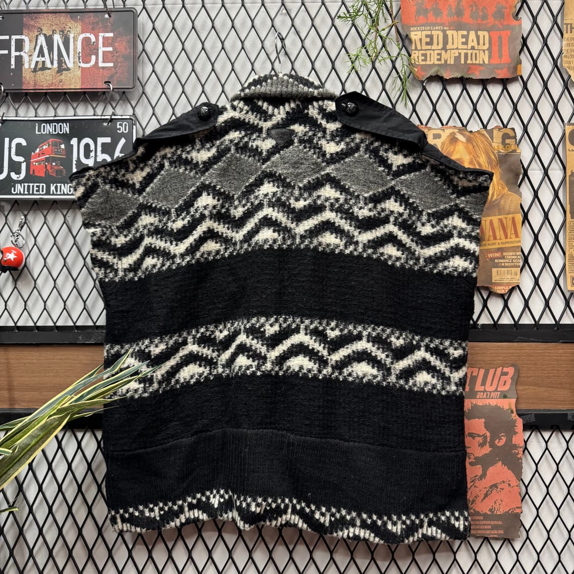 디젤 니트 스웨터 베스트 기하학 패턴 버튼 로고 디테일 블랙 화이트 상품이미지2