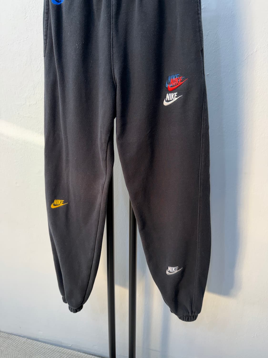 정품) 나이키 블랙 컬러 자수 로고 스웻팬츠 M 상품이미지3