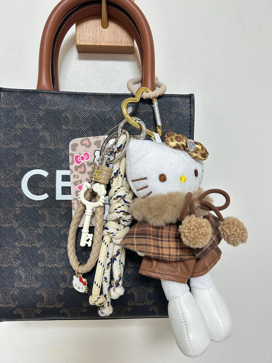 (13)롱다리키티 커스텀키링-💛 브라운 체크 & 레오파드 리본 상품이미지4