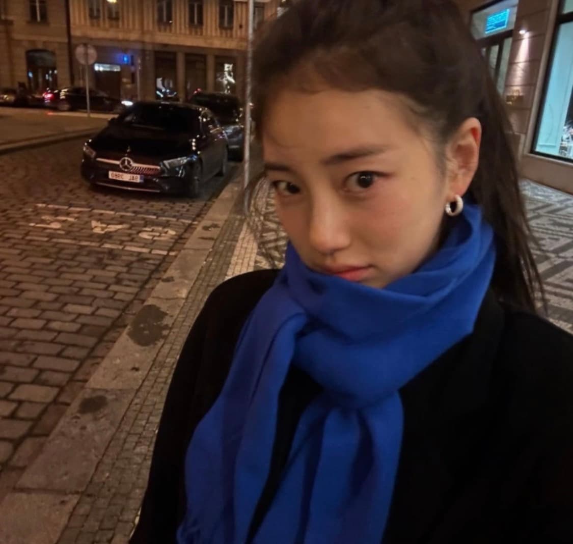 [아크네스튜디오] 수지 착용 로얄블루 상품이미지3