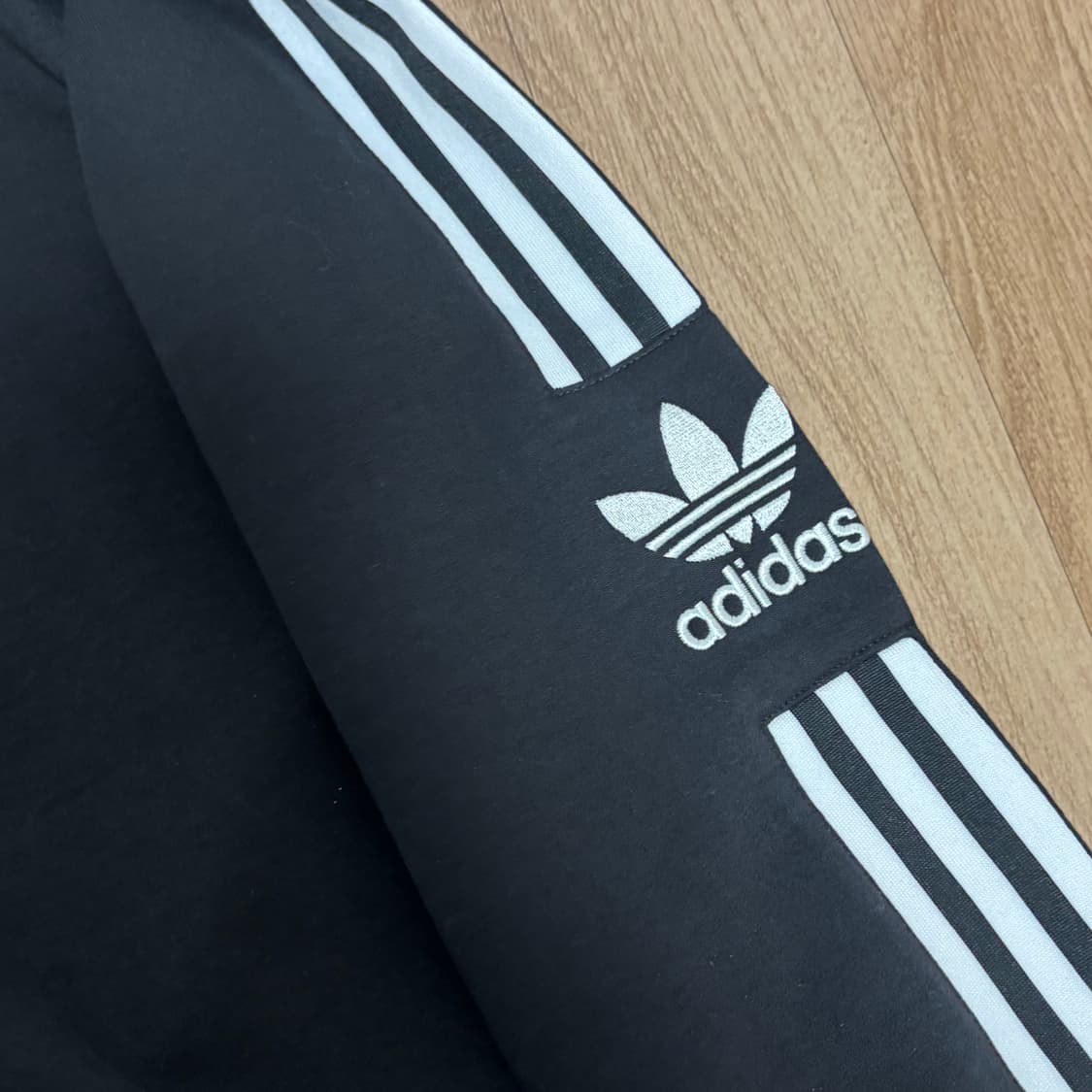 아디다스 아디 블핑 제니 착용 파이어버드 블랙 반집업 집업 상품이미지4