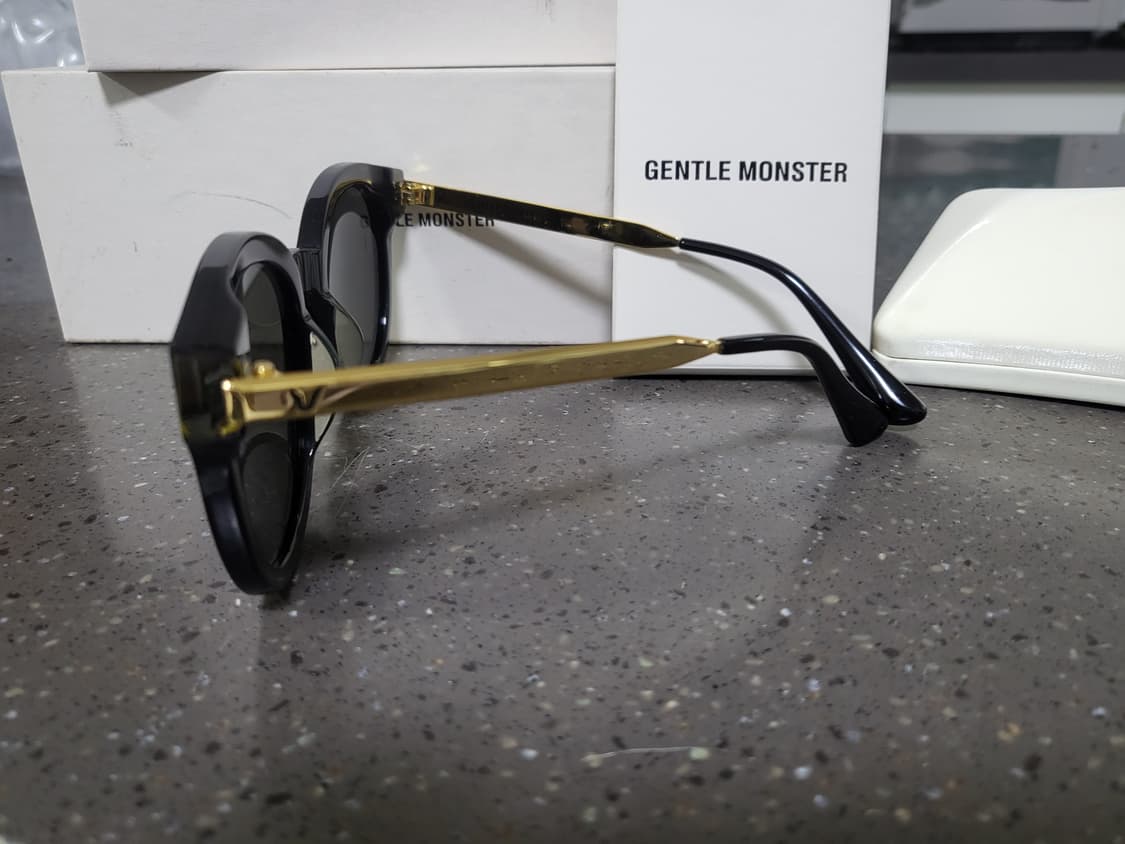 (무료배송)젠틀몬스터 블랙&골드 선글라스 풀세트 구성 상품이미지3