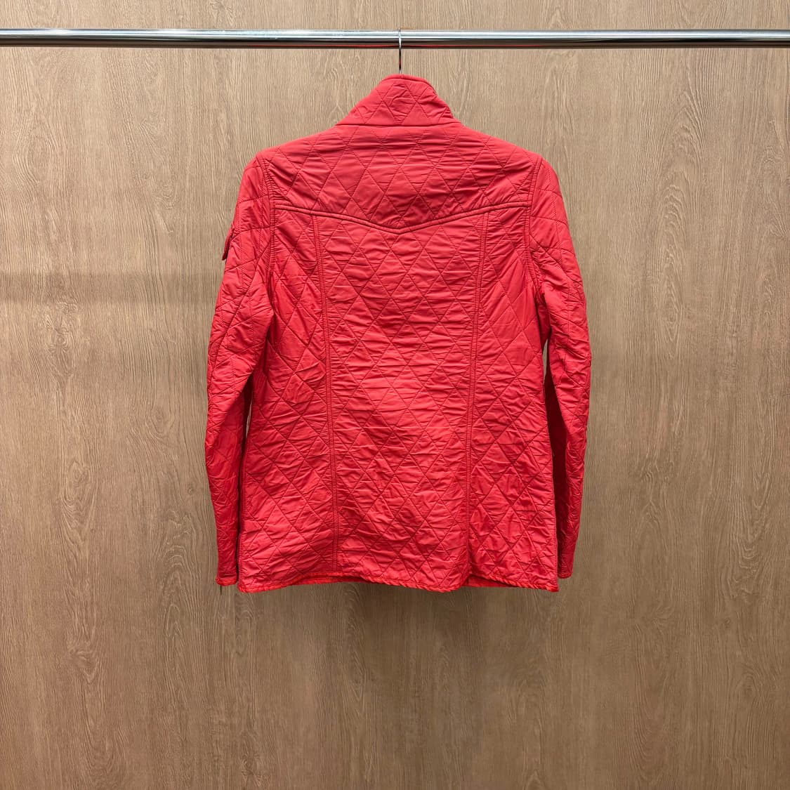 바버 하이넥 퀄팅 자켓 골드 스냅 버튼 플랩 포켓 로고 패치 디테일 레드 상품이미지3