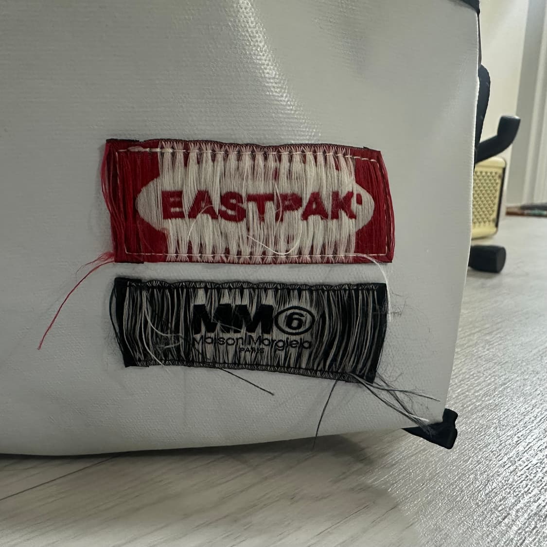 메종마르지엘라 MM6 이스트팩 리버시블 백팩 블랙 화이트 상품이미지4