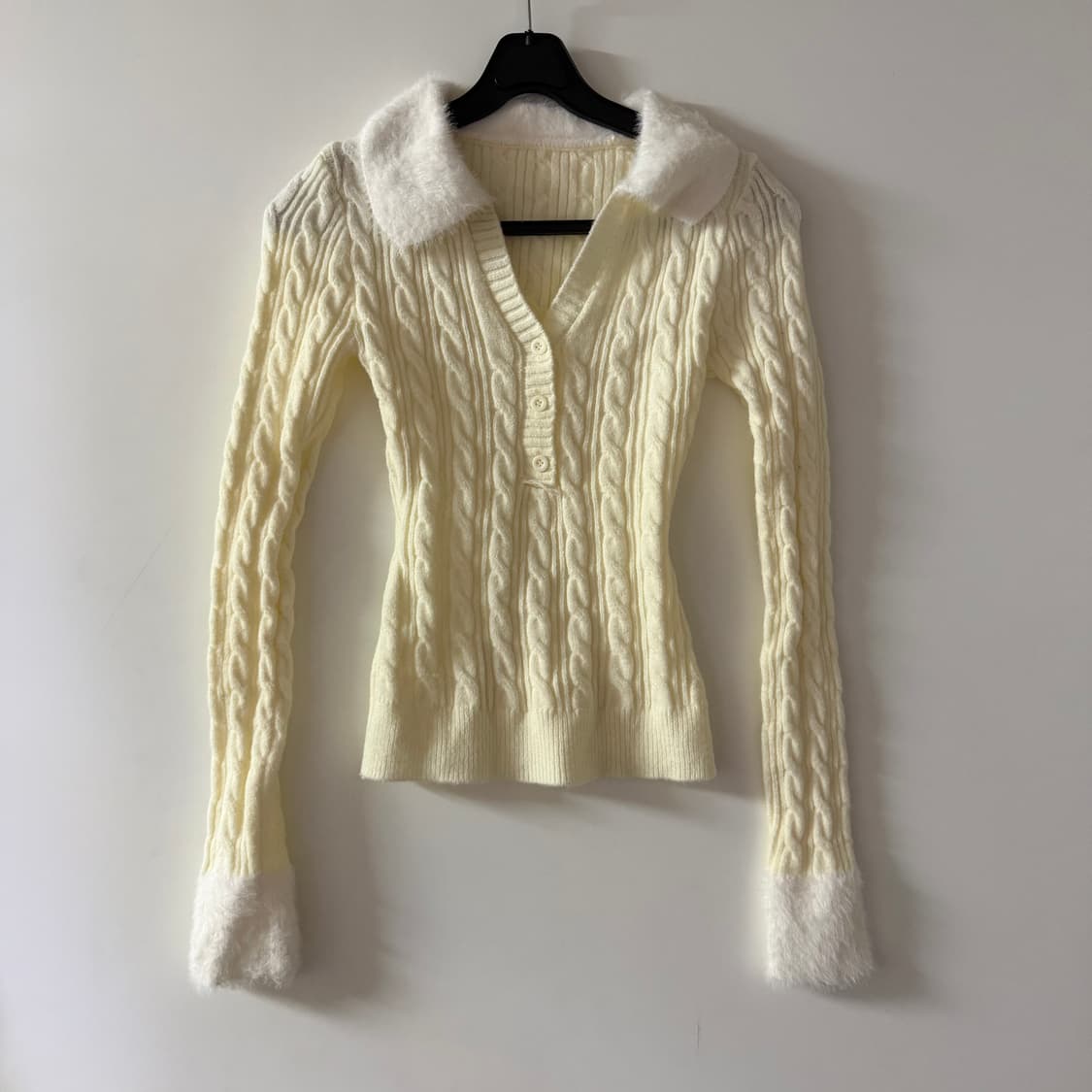 새상품 여자 퍼 꽈배기 브이넥 니트 상품이미지1