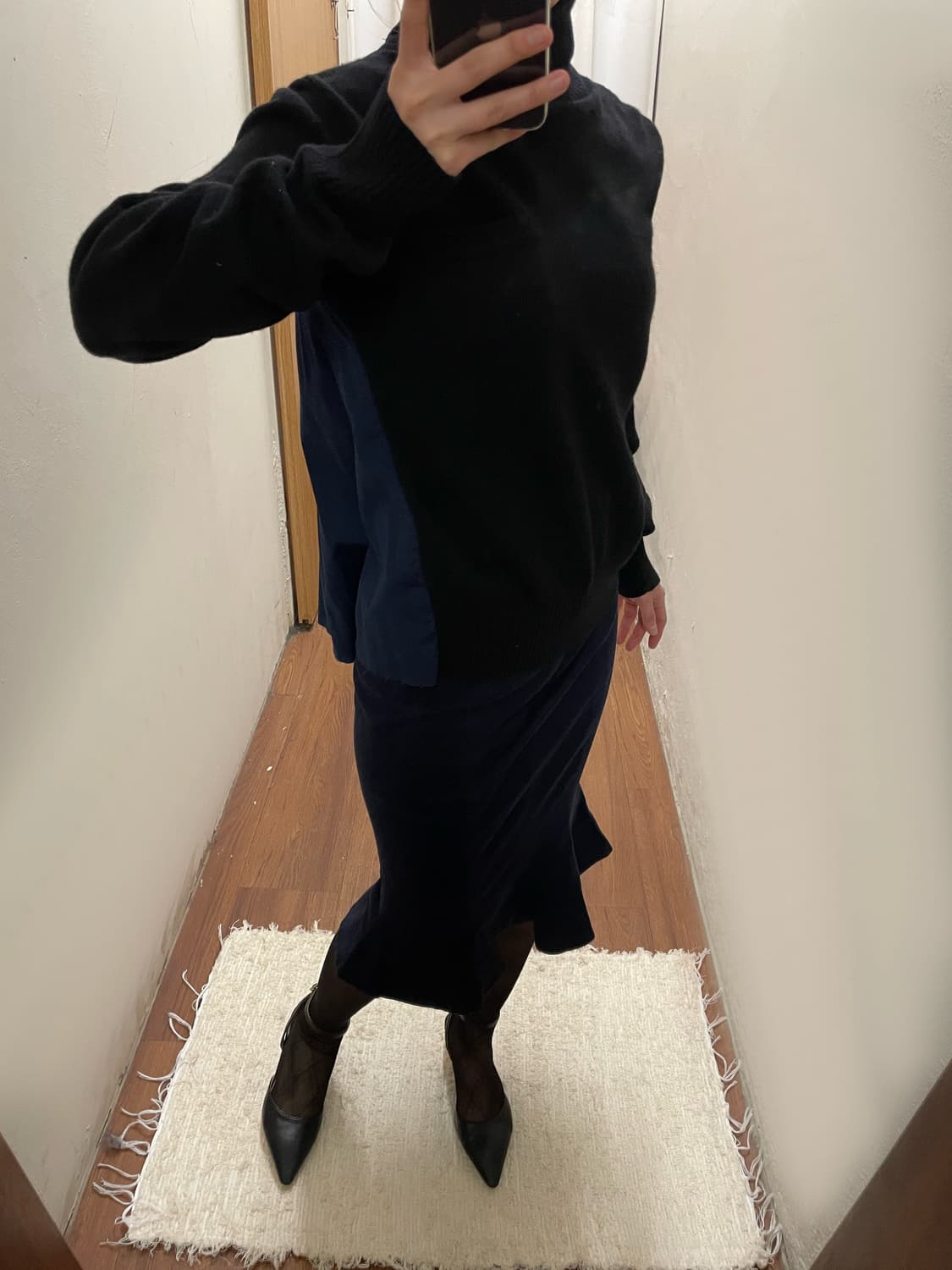 사카이 터틀넥 니트 백 플리츠 셔츠 도팅 레이어드 디테일 블랙 네이비 상품이미지2