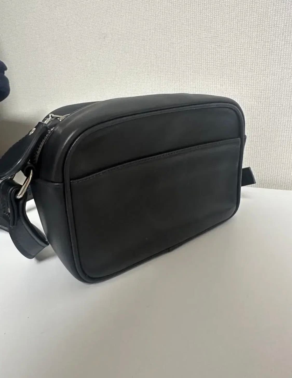 꾸레쥬 로고 패치 크로스백 상품이미지3