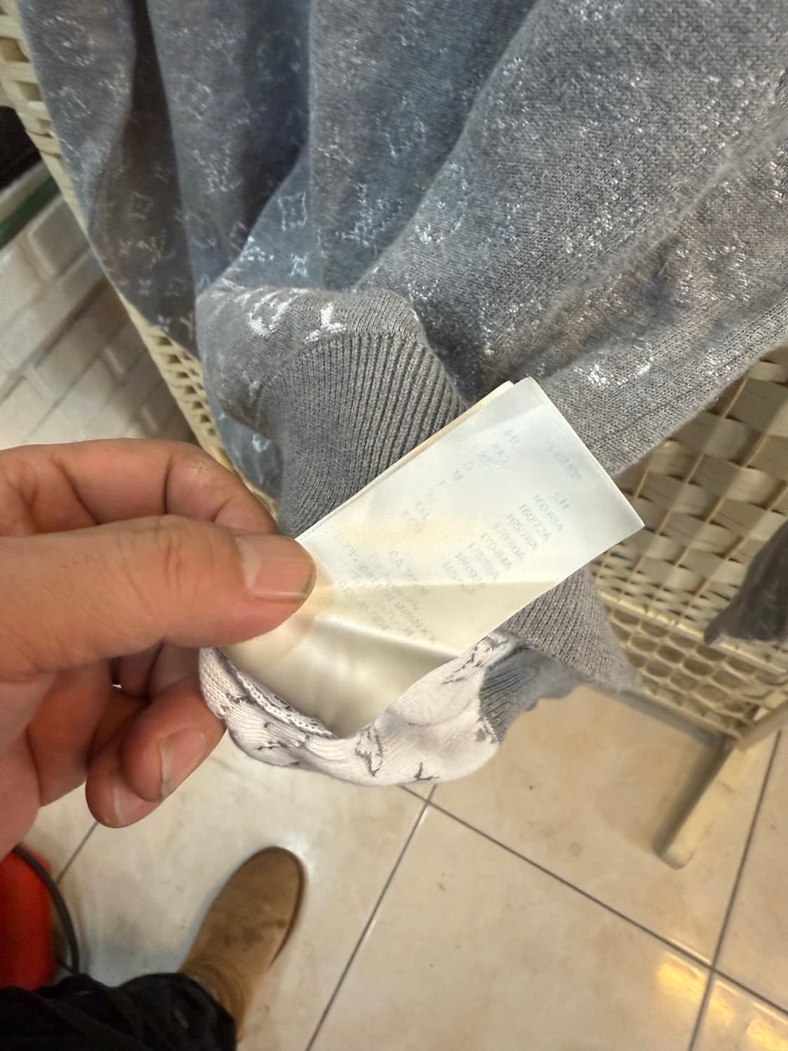 100 정품 루이비통 그라디언트 맨투맨 팝니다 상품이미지7