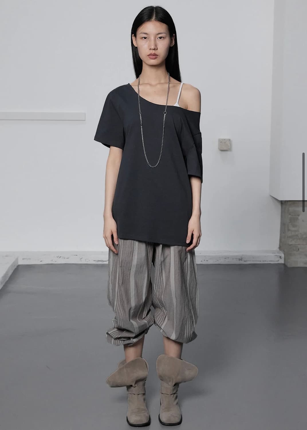 Cerric ONE SHOULDER LOOSE TOP / NAVY 상품이미지2
