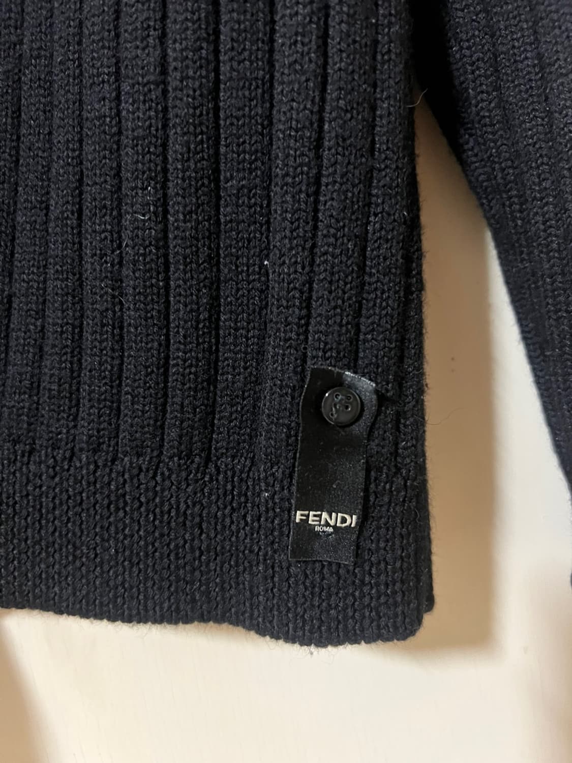 펜디 로고 울 니트 블랙 팝니다. 상품이미지4