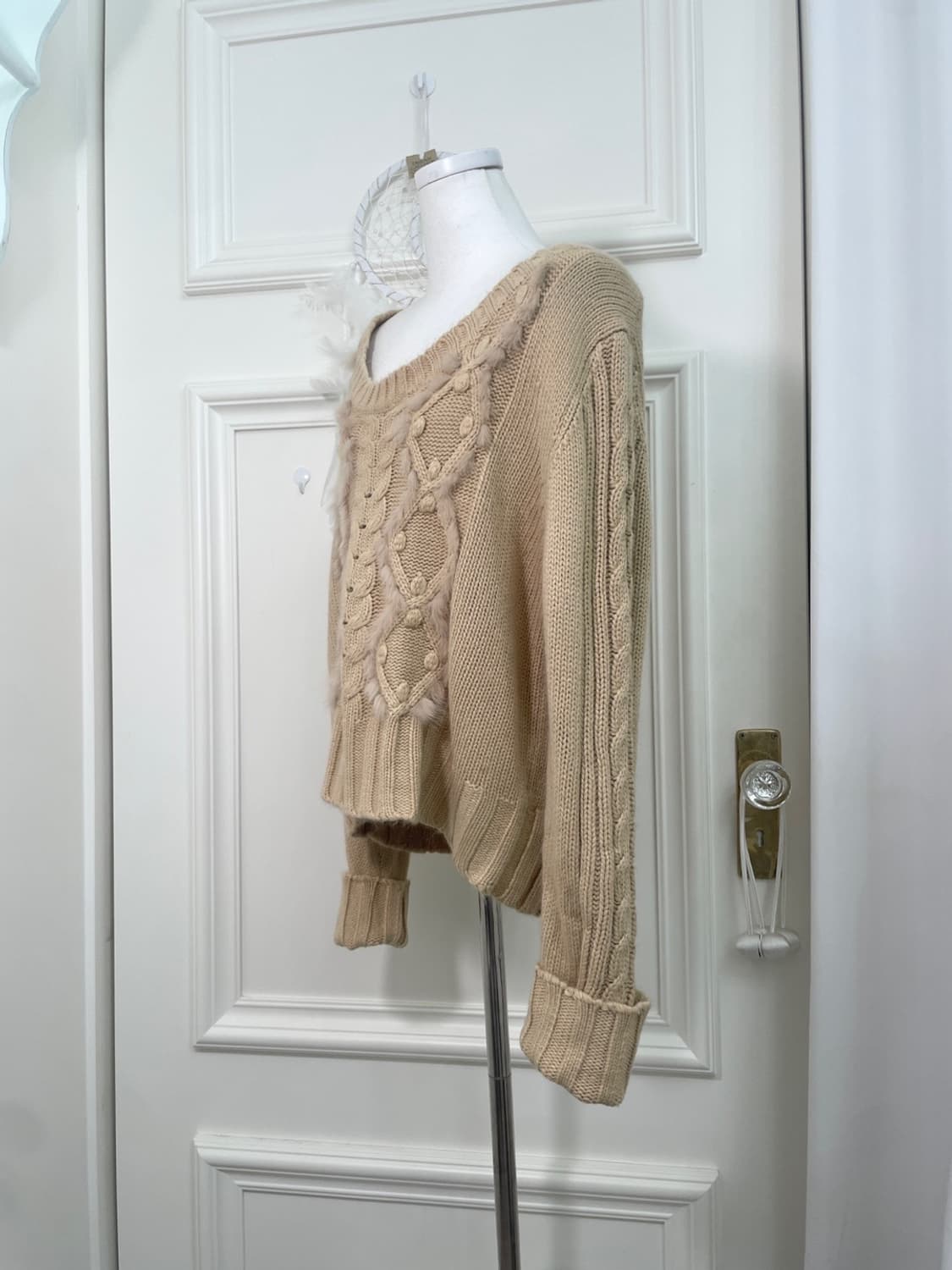 beige fur point twist off-shoulder sweat 상품이미지2