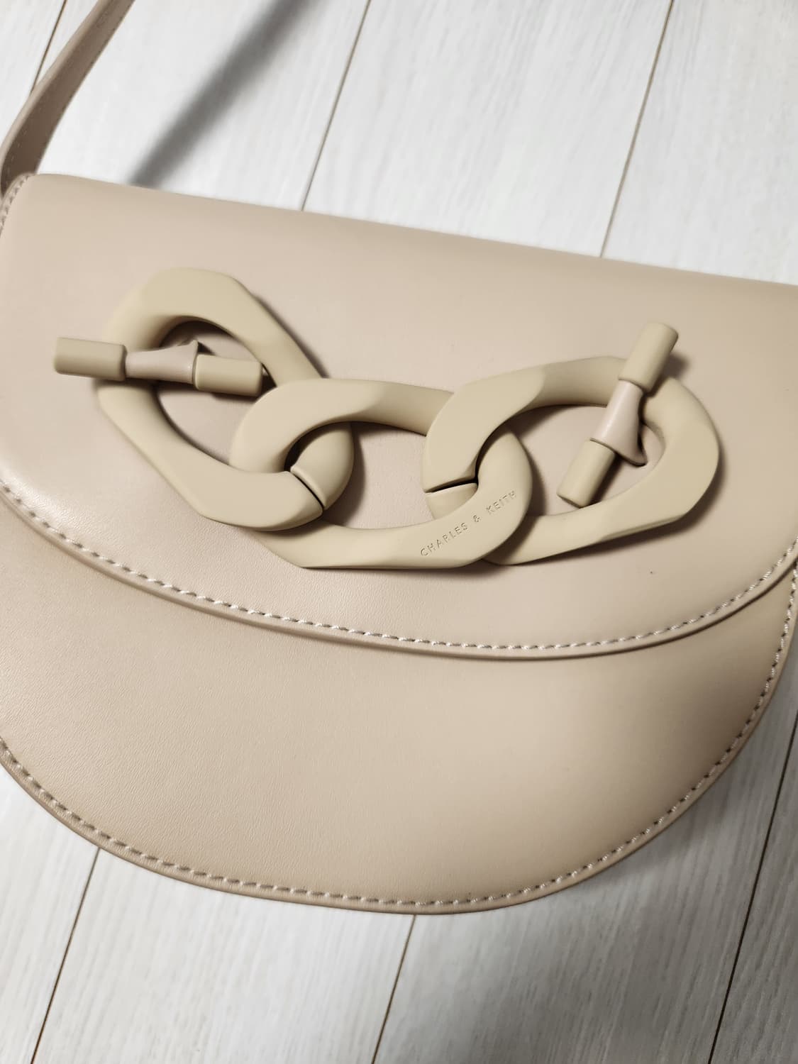 새상품급)찰스앤키스 크로스백

새건데 보관을 잘못해서 바닥에 주름생겼어요 상품이미지2