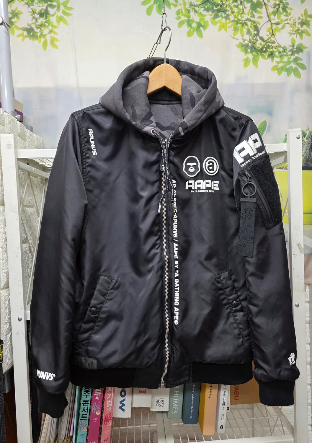 에이프 리버시블 후드집업자켓 
한쪽은 블랙 MA-1 항공점퍼
반대쪽은 그 상품이미지1