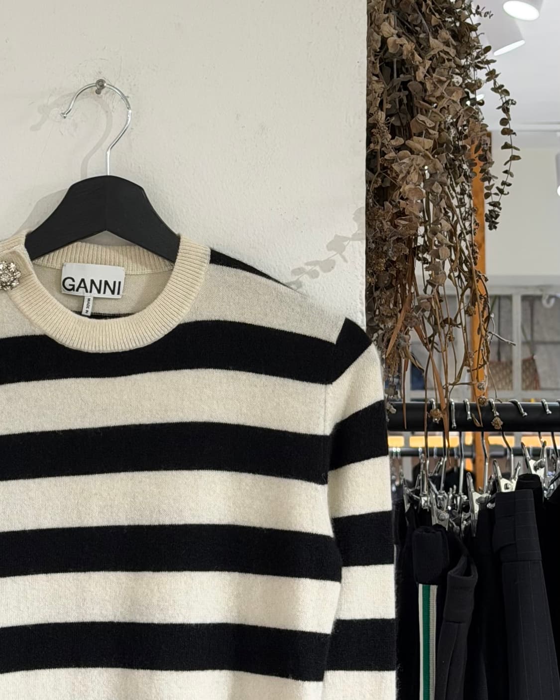 가니 블랙 화이트 스트라이프 크리스탈 버튼 캐시미어 스웨터 상품이미지3